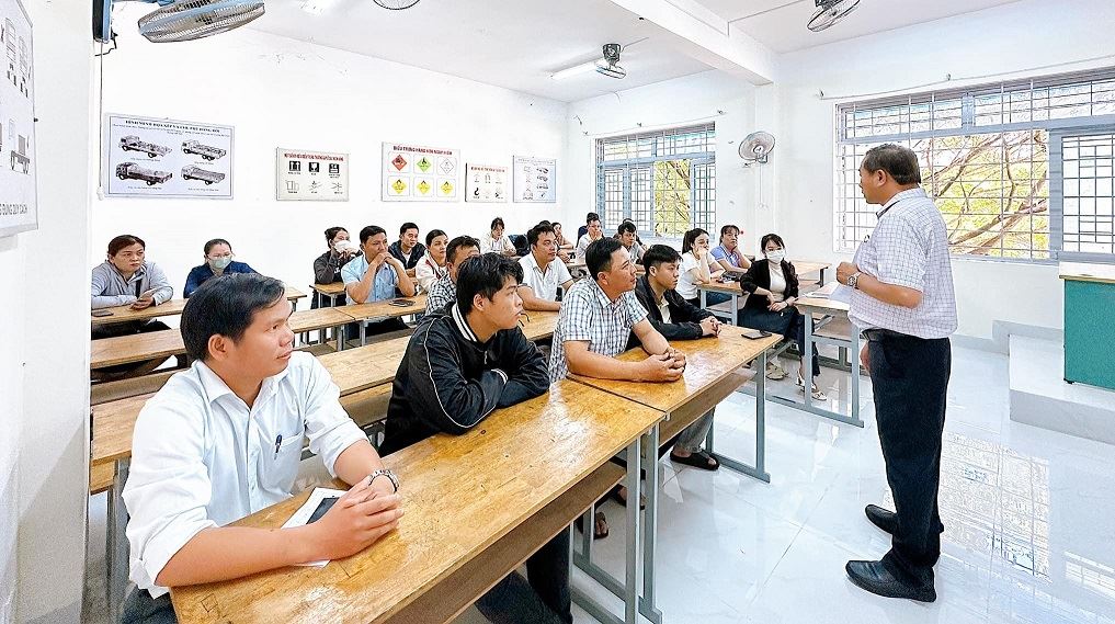 Hien nay Trung tam Dao tao Ky thuat nghiep vu Giao thong van tai Quang Ngai dang hoat dong voi mo hinh doc lap, co con dau rieng, tai khoan ngan hang rieng va tu dong hoan toan ve tai chinh chinh. Anh: Vien Nguyen