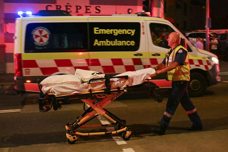 Medical staff support victims of the shooting at Bondi Beach, Sydney (Australia), on December 14. Photo: AFP