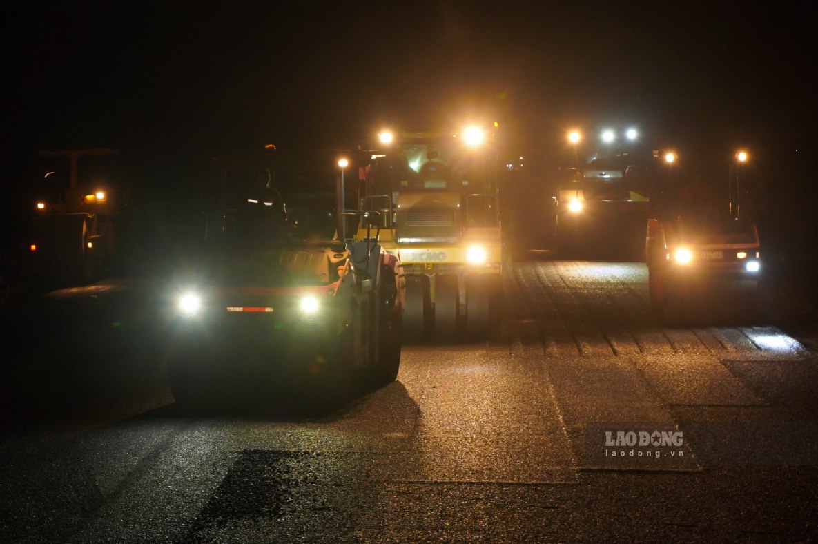 Nhung ngay giua thang 12, duoi anh den pha, hang nghin cong nhan van miet mai lam viec tren cong truong cao toc Can Tho – Ca Mau, bat chap dem khuya.