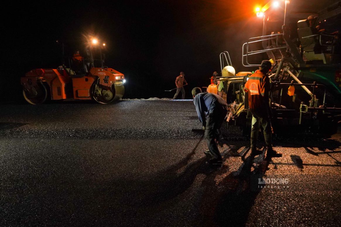 Cong nhan Nguyen Thanh Chien cho biet, nhung ngay qua anh em tap trung tham nhua, hoan thien cac hang muc cuoi cung cua du an.