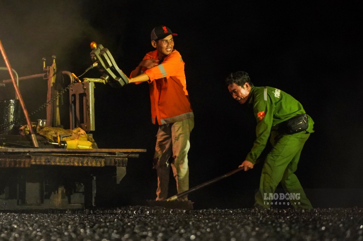 “Du cong viec nang nhoc, lam xuyen dem, nhung ai cung co gang tung chut mot. Nhin tung met duong duoc hoan thien, met nhoc tan bien. Chung toi vui va tu hao khi gop phan giup cao toc som thong xe, phuc vu nguoi dan”, ong Chien 9 (ao xanh) chia se.