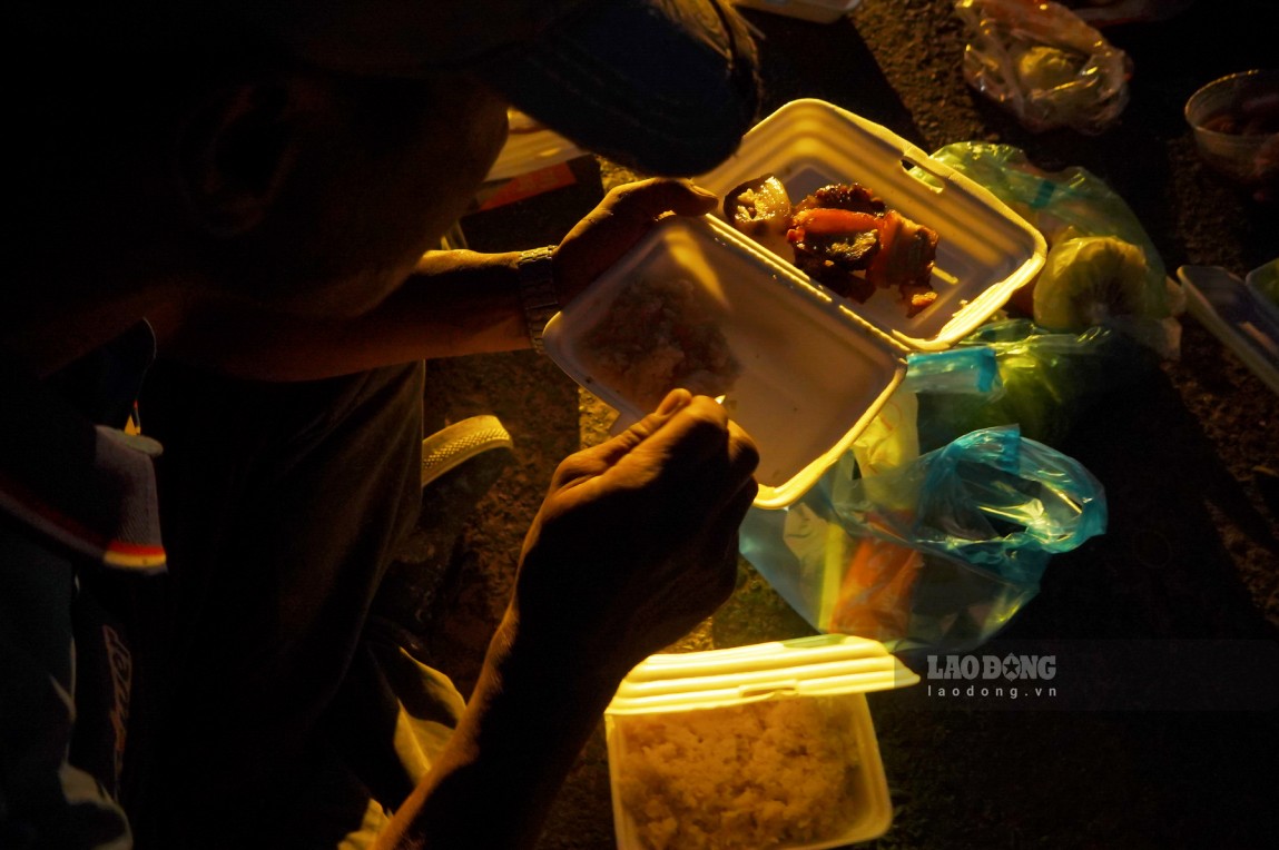 Nhung bua com voi ben may moc, tieng may lu, may cat thep vang deu deu, tao nen nhip song dac trung cua cong truong. Khong co thoi gian nghi lau, cac anh an nhanh de quay lai vi tri thi cong, hoan thien cac hang muc cuoi cung.