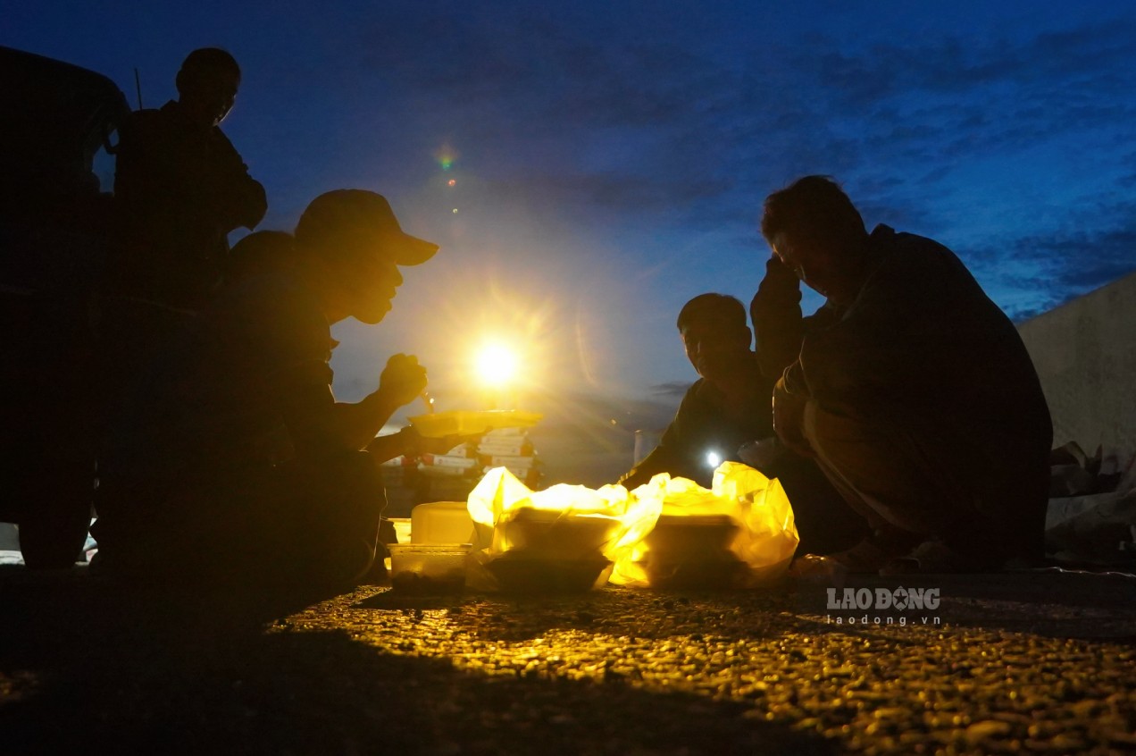 “Com cong truong quen roi, chi can nong, du suc la duoc. Co gang vai hom nua thoi la thong xe,” ong Pham Van Trieu (54 tuoi, TP Can Tho), cong nhan thi cong khe co gian cau, cho hay.