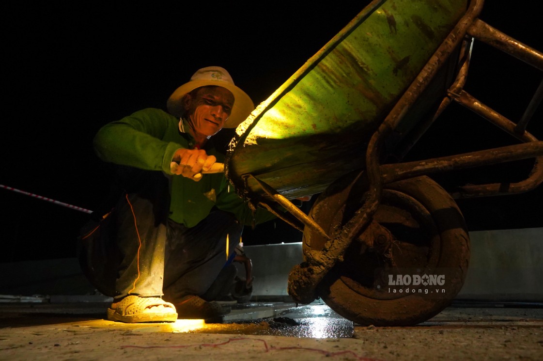 Theo ong Trieu, du met, ong van vui vi du an sap duoc thong xe. Cung voi anh em cong nhan, ong no luc hoan thien tung hang muc cuoi cung, mong kip moc 19.12, de tuyen cao toc som di vao khai thac, phuc vu nguoi dan.