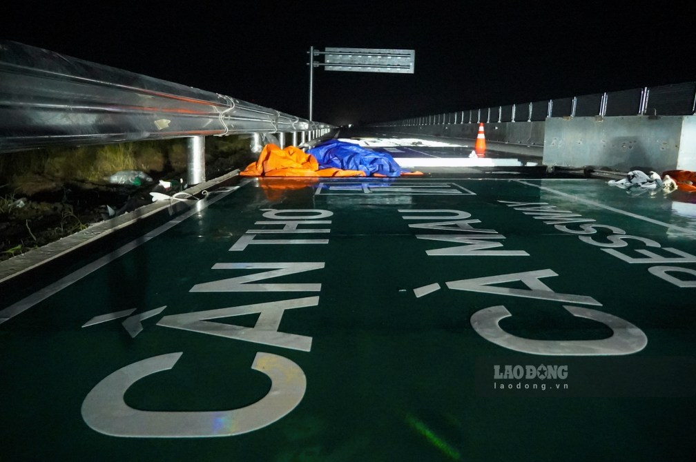 Nhung hang muc cuoi cung nhu tham nhua, lap dat he thong chieu sang, bien bao, son ke duong dang duoc gap rut hoan thien.