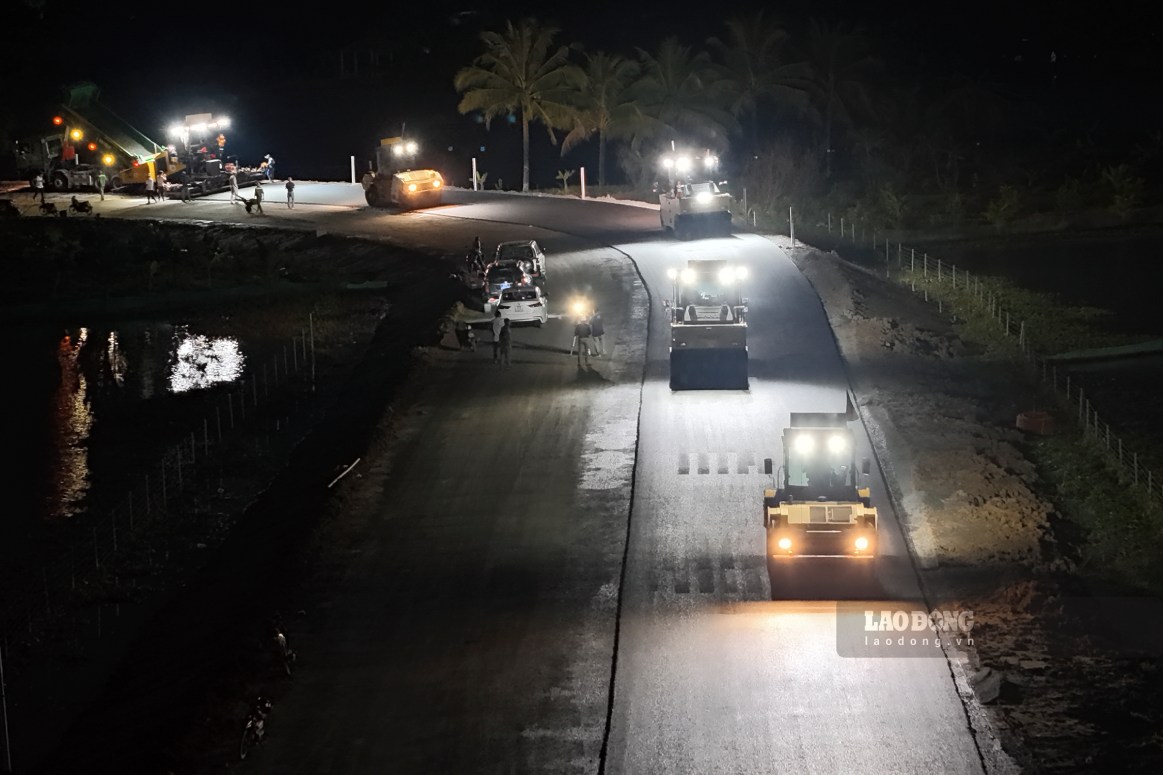 Khi nhung met duong cuoi cung dan hinh thanh, niem vui hien ro tren khuon mat sam nang cua nguoi tho. Ngay thong xe 19.12 khong chi la cot moc cua du an, ma con la “trai ngot” cho nhung dem trang, nhung bua com voi va tinh than lao dong ben bi cua hang nghin con nguoi noi cong truong.