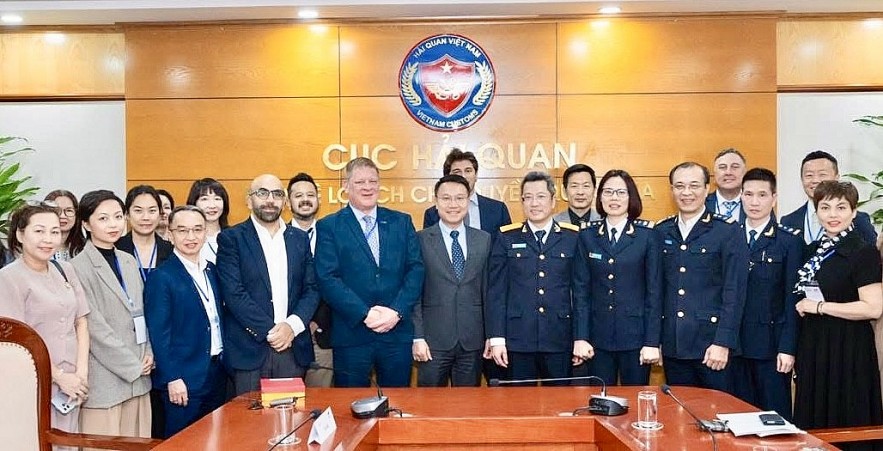 The high-level delegation of the ASEAN - Europe Business Council and the European Business Association in Vietnam ( EuroCham) worked with Vietnam Customs. Photo: Customs Department