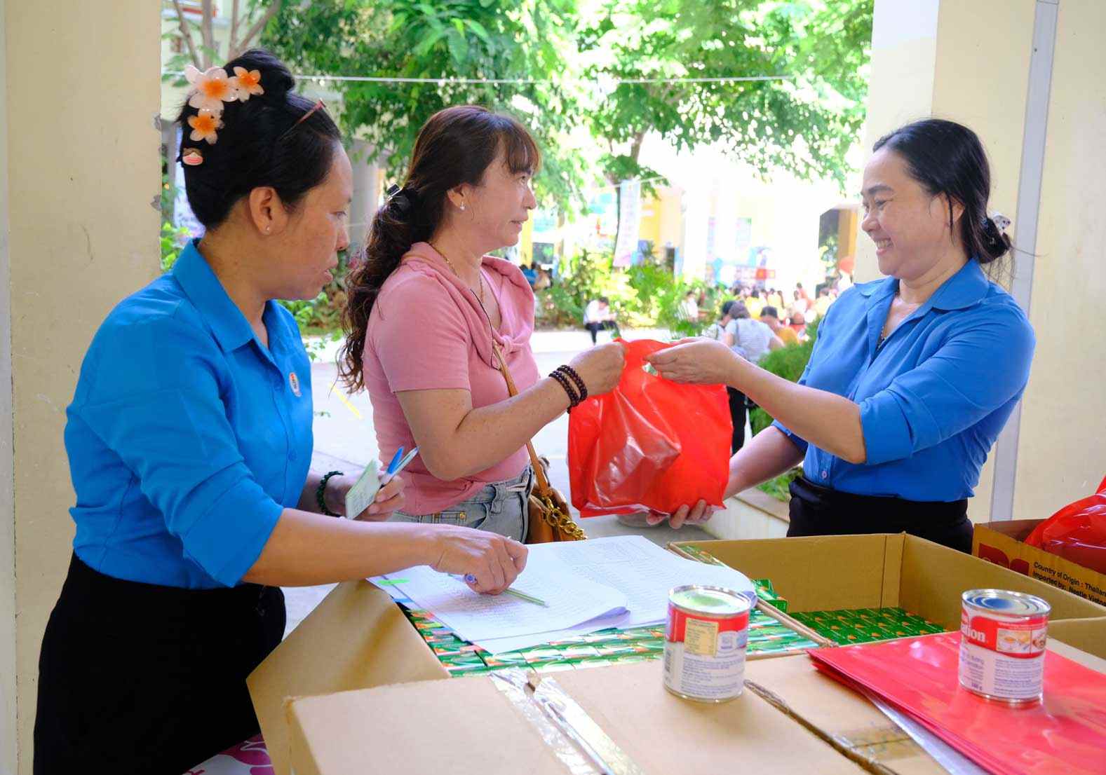 Can Tho City Labor Federation has directed its affiliated grassroots unions to continue to pay attention to organizing practical activities to care for the material and spiritual life of female union members and workers. Photo: My Ly
