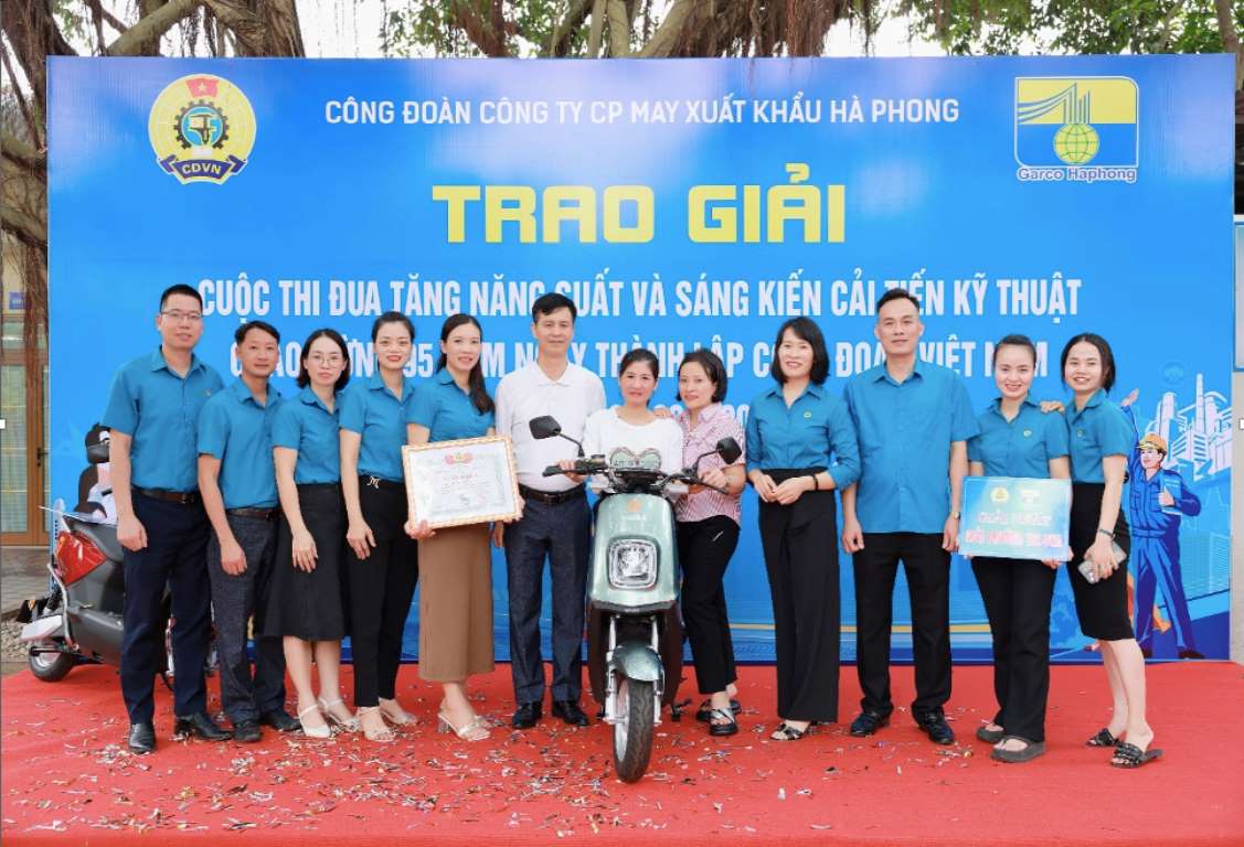 The Trade Union of Ha Phong Garment Export Joint Stock Company presented emulation awards for productivity increase and technical innovation initiatives to workers. Photo: NVCC