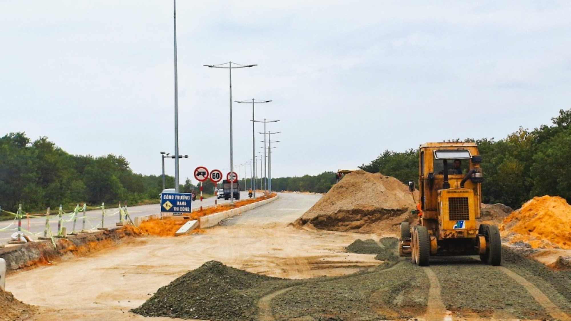 Units speed up the construction progress of the project to complete the coastal road 129 (Vo Chi Cong street). Photo: Nguyen Hoang
