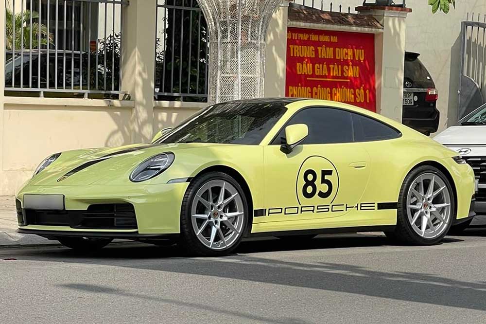 The new generation Porsche 911 (992.2) with lemon yellow appeared on the streets of Dong Nai, attracting the attention of the car enthusiast community. Photo: Quan Nguyen