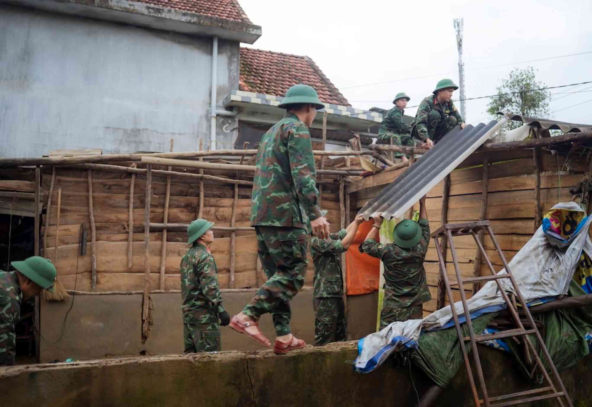 Starting construction and repair of houses for people after natural disasters in Hue. Photo: Quang An