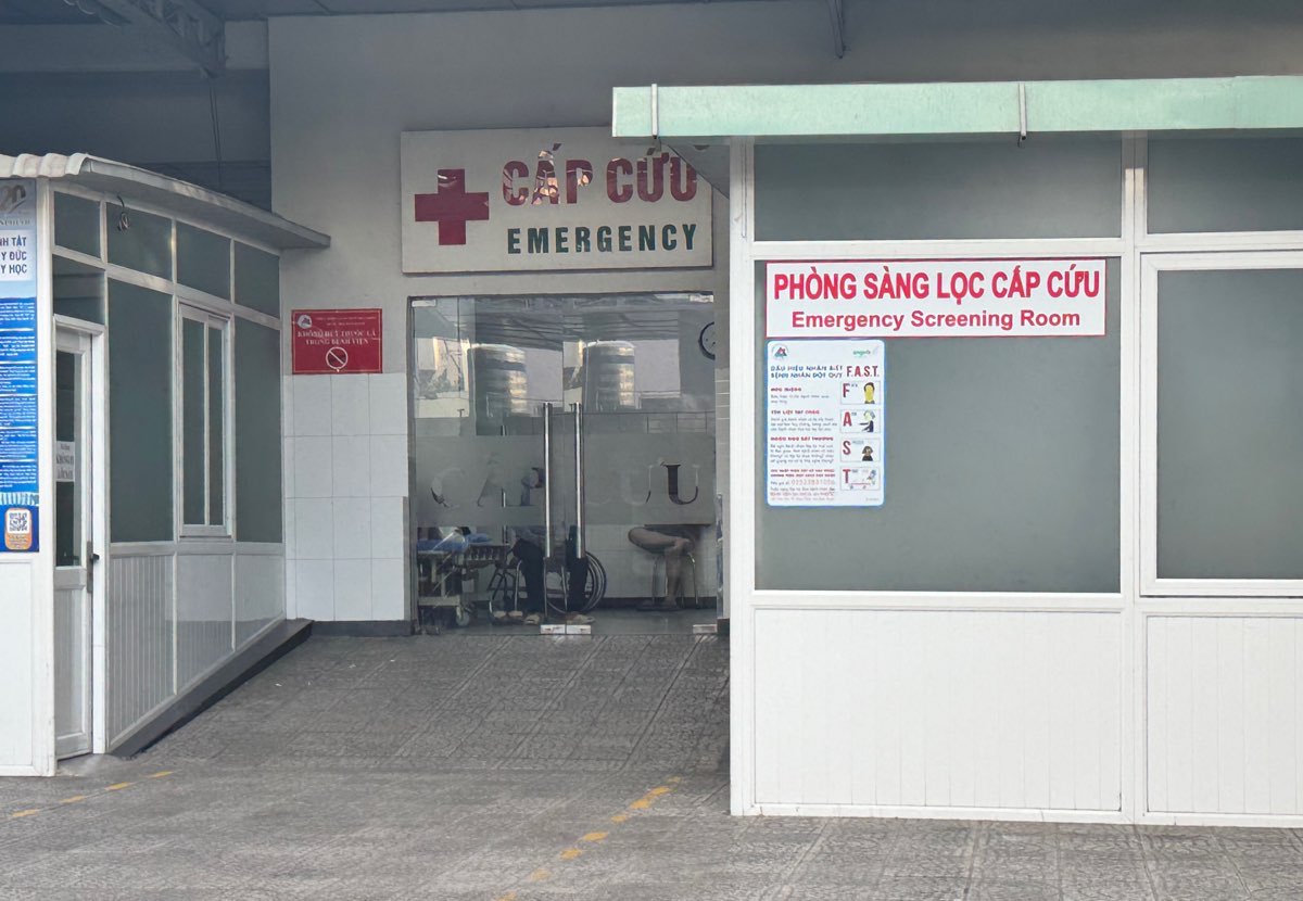 Nhieu nguoi dan co bieu hien nghi ngo doc thuc pham da den Benh vien Da khoa An Phuoc cap cuu. Anh: Duy Tuan