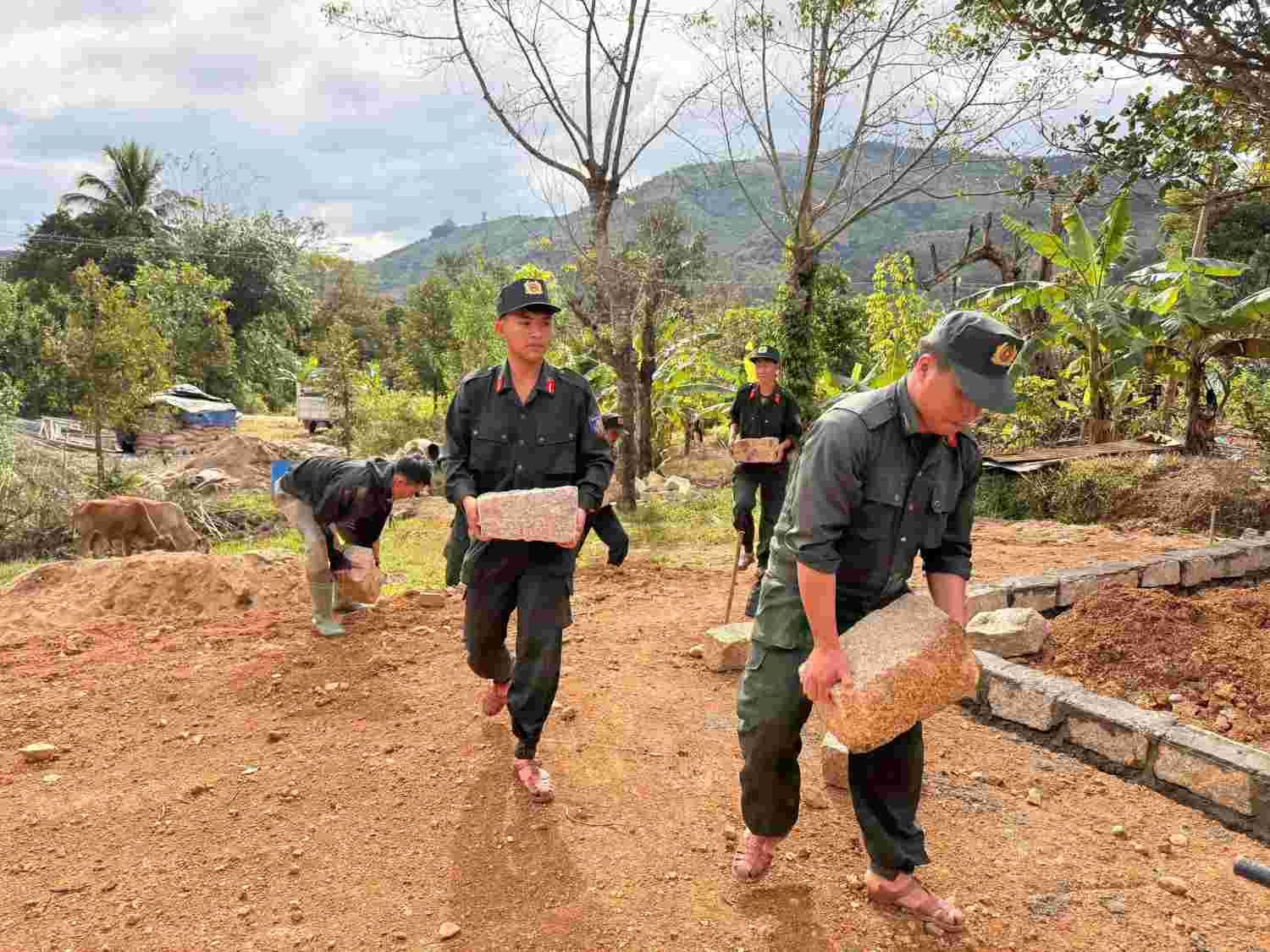 Cong an Khanh Hoa chung tay giup nguoi dan vung lu som on dinh cuoc song thong qua viec dung lai can nha moi. Anh: Thanh Thuy