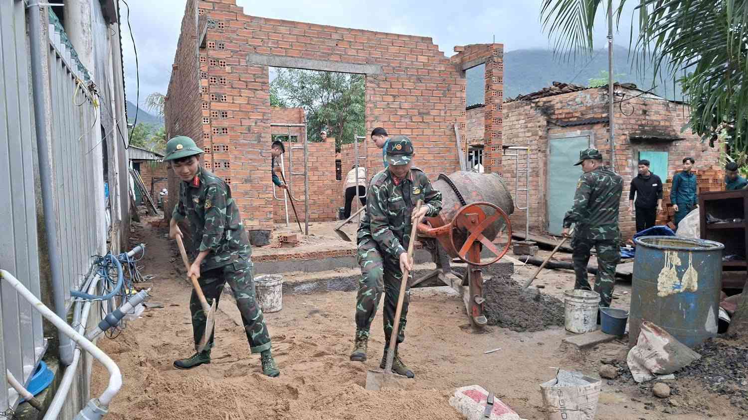 Hundreds of soldiers are rebuilding solid houses day and night for people in Khanh Hoa affected by floods. Photo: Huu Long