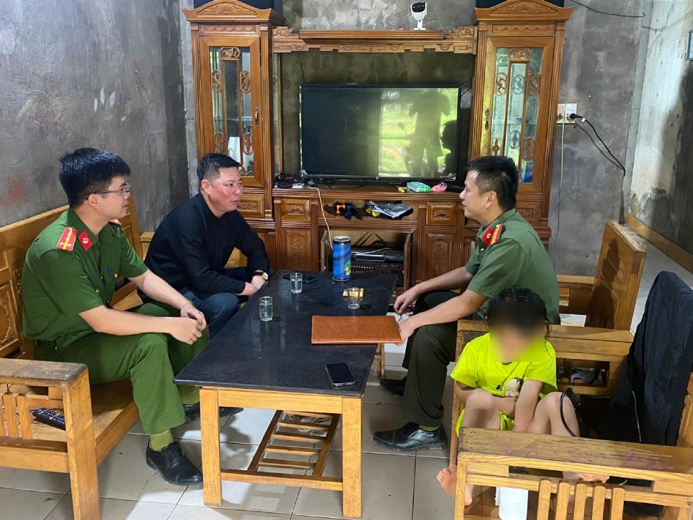 Cong an xa Dong Ngu gap go, trao doi thong tin voi nguoi co uy tin. Anh: Hoang Trung/Cong an xa Dong Ngu