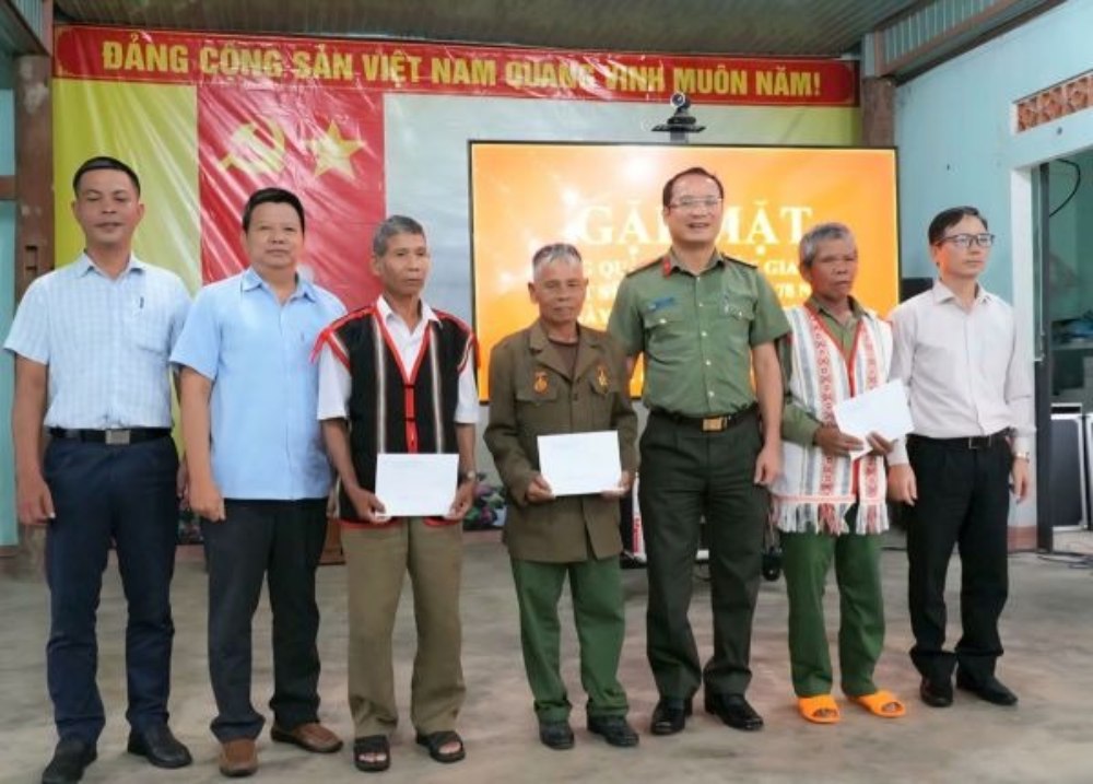 Cong an tinh chu trong van dong, tranh thu nguoi co uy tin trong dong bao DTTS. Anh: Ngoc Son/Cong an Quang Ngai