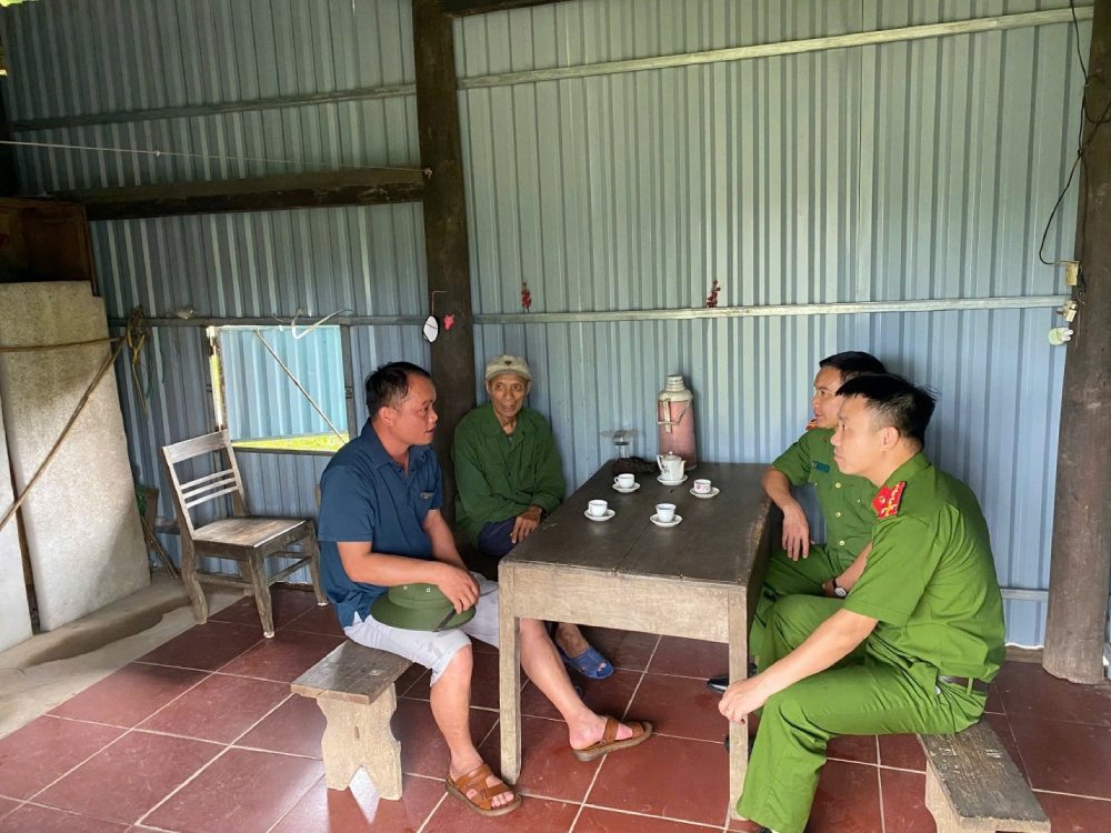 Luong Minh Commune Police (Quang Ninh Province) met and exchanged information with prestigious people to grasp the situation. Photo: Thanh Cong/ Luong Minh Commune Police