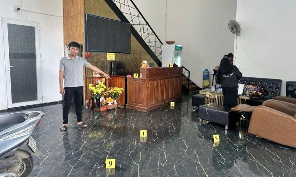 Cơ quan điều tra Công an tỉnh Lâm Đồng dựng lại hiện trường vụ gây rối tại quán karaoke. Ảnh: Công an cung cấp 