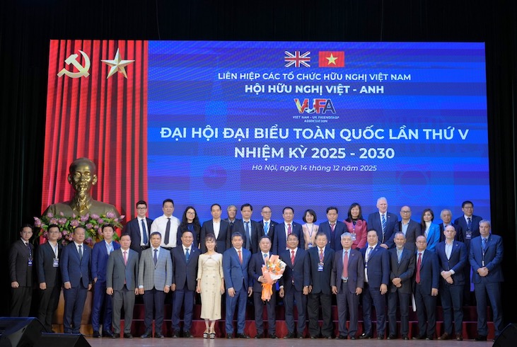 Tai phien lam viec thu hai, Ban Chap hanh khoa V ra mat Dai hoi. Dai dien Lien hiep cac to chuc huu nghi Viet Nam va Dai su quan Anh tang hoa chuc mung. Anh: BTC