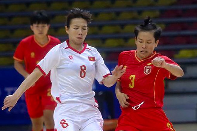 Tuyen futsal nu Viet Nam (ao trang) gianh ve vao ban ket SEA Games 33. Anh: LDBD Myanmar