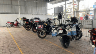 A group of people driving a large-displacement motorbike at high speed was stopped and handled by Dong Thap Traffic Police.