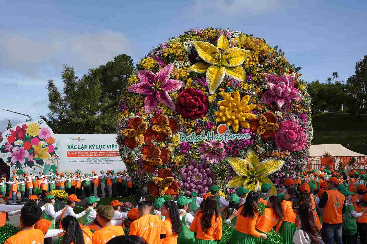 The 10-ton flower ball in Da Lat attracts a large number of people and tourists to visit and take photos. Photo: Phuc Khanh