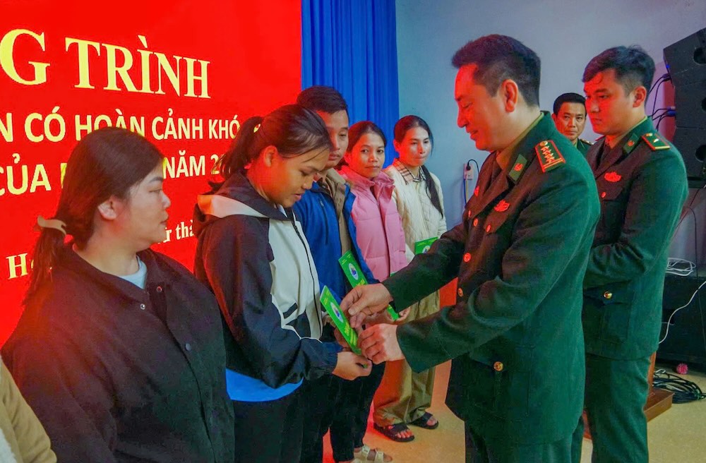 Colonel Hoang Minh Hung, Commander of the Hue City Border Guard Command, presented gifts to households in A Luoi 5 commune. Photo: Tien Minh
