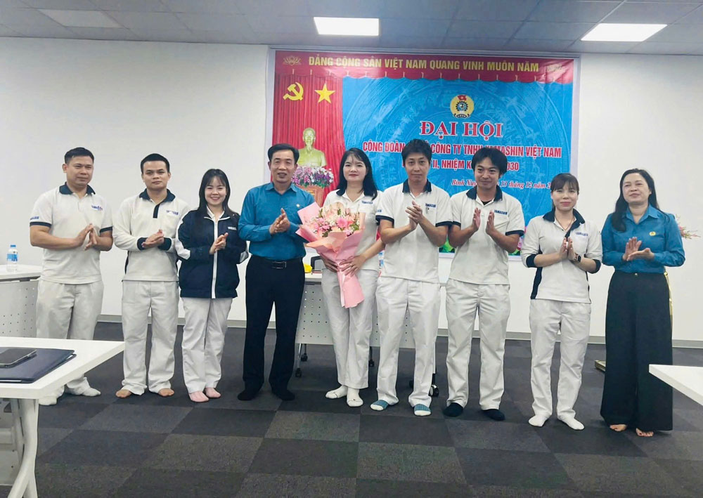 Launching the Executive Committee of the Yamashin Vietnam Grassroots Trade Union for the 2025-2030 term. Photo: Thanh Phong