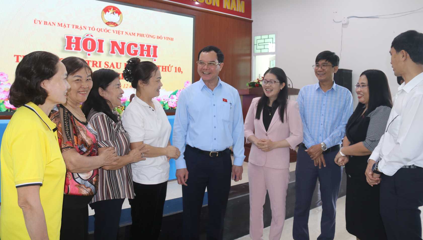 응우옌딘캉 중앙당 위원 베트남 조국전선 중앙위원회 부위원장 베트남 노동총연맹 위원장이 카인호아성 도빈동 유권자들과 이야기를 나누고 있습니다. 사진: 프엉린