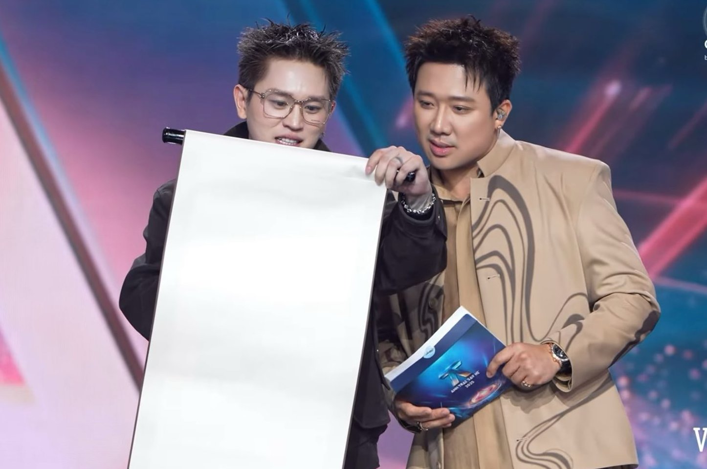 Tran Thanh (right) hosted the final round of Say Hi Brother season 2. Photo: ViEon.