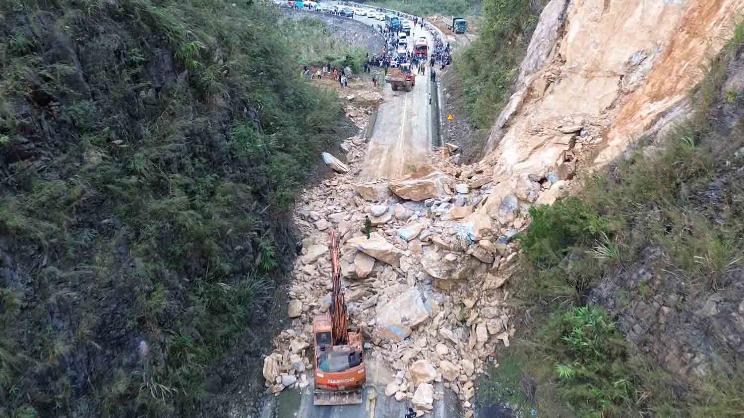 At least 3 people were buried in a serious landslide on National Highway 6. Photo: Minh Nguyen