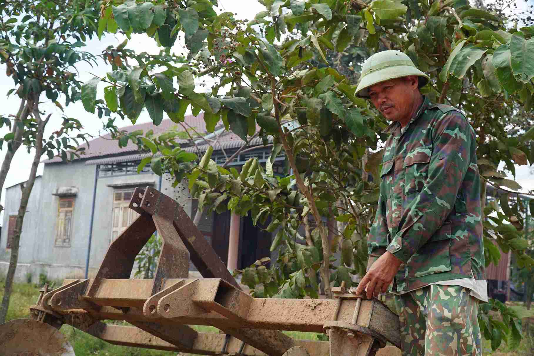 Ong Lang Van Xuan van cham chi lao dong, san xuat de nguoi dan noi theo. Anh: Huu Long