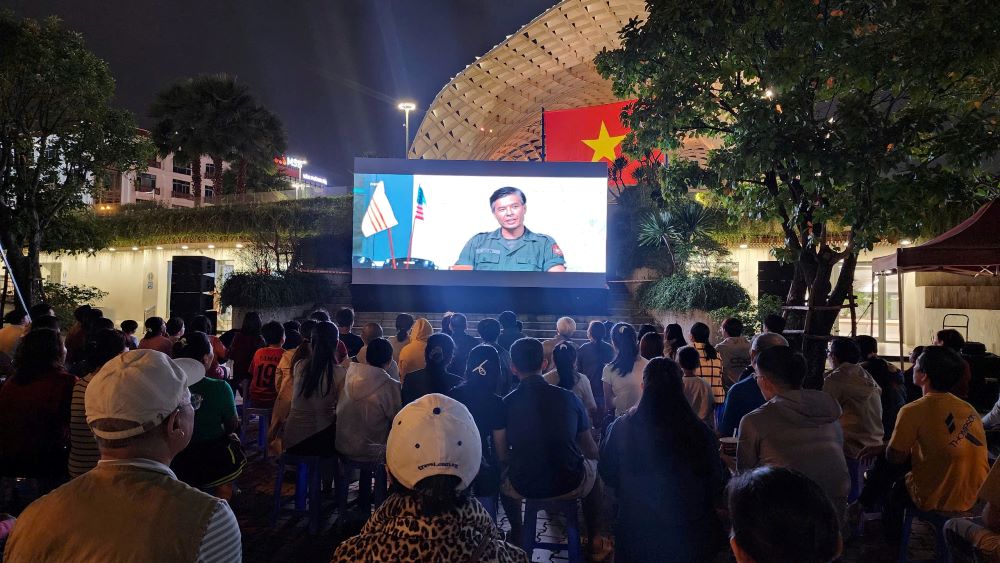 Da Nang screened the movie "Red Rain" outdoors, attracting a large number of people. Photo: Tran Thi