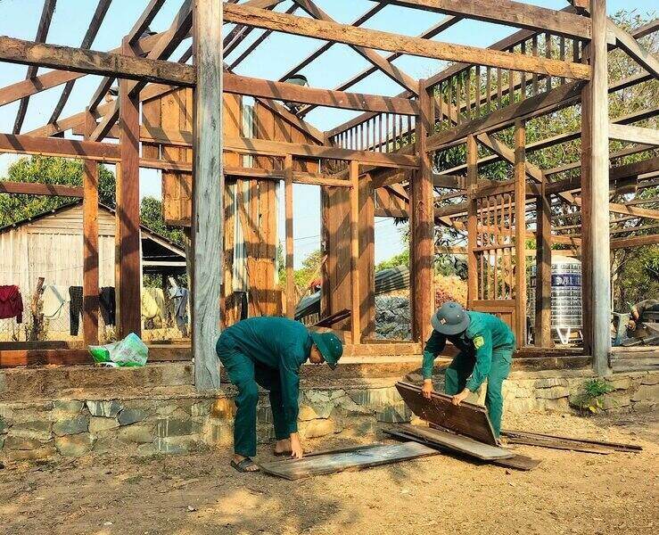 Luc luong chuc nang ho tro nguoi dan kho khan xay dung nha moi. Anh: Long Du