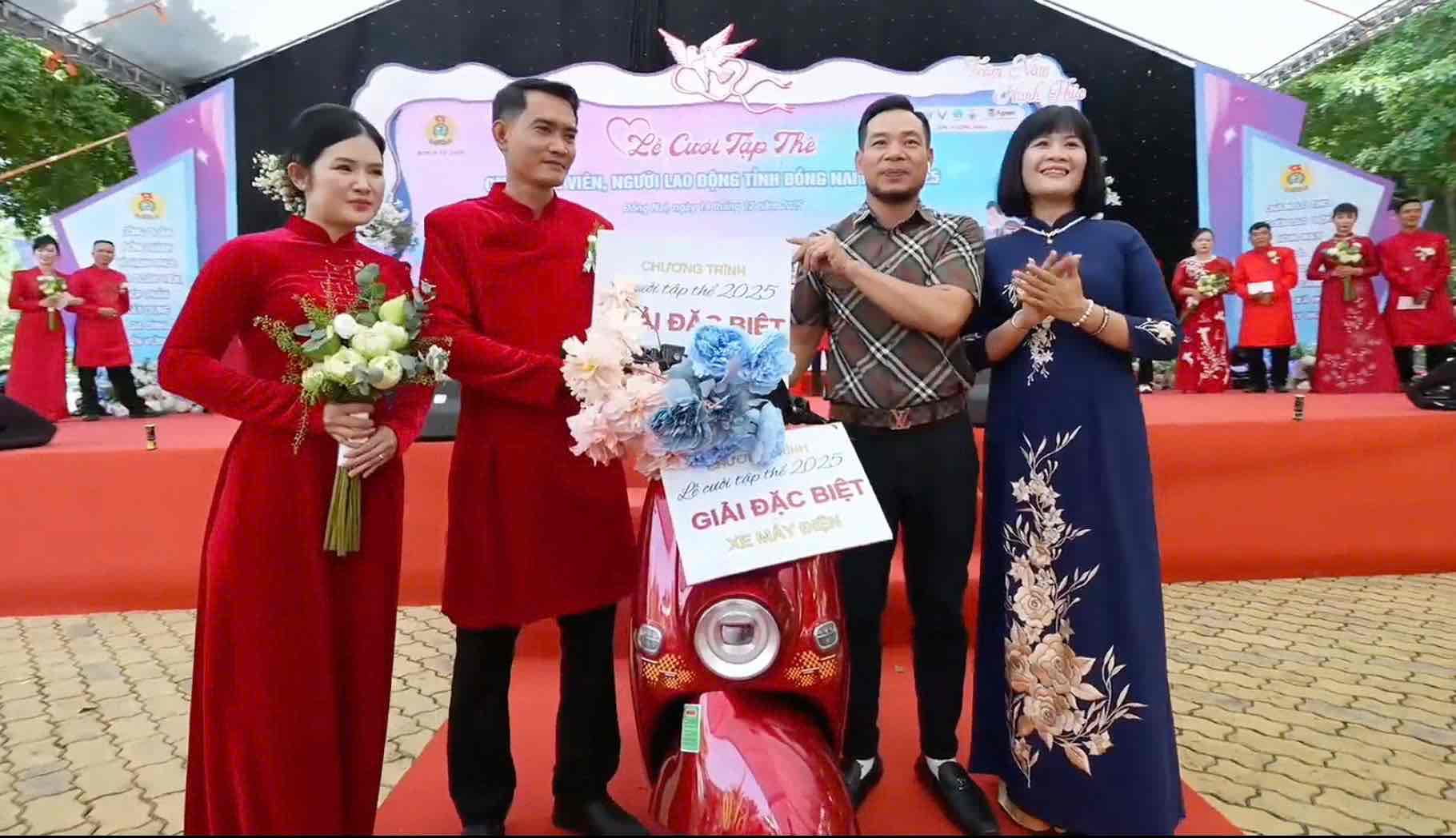 Ba Do Hong Van - Pho Truong ban Quan he Lao dong Tong LDLDVN (ngoai cung ben phai) tai le cuoi tap the cho cac cap doi cong nhan lao dong kho khan o Dong Nai. Anh: HAC