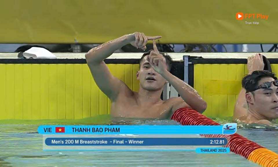 Pham Thanh Bao anima a su novia My Tien despues de que ganara la medalla de oro en los SEA Games 33. Foto: Captura de video