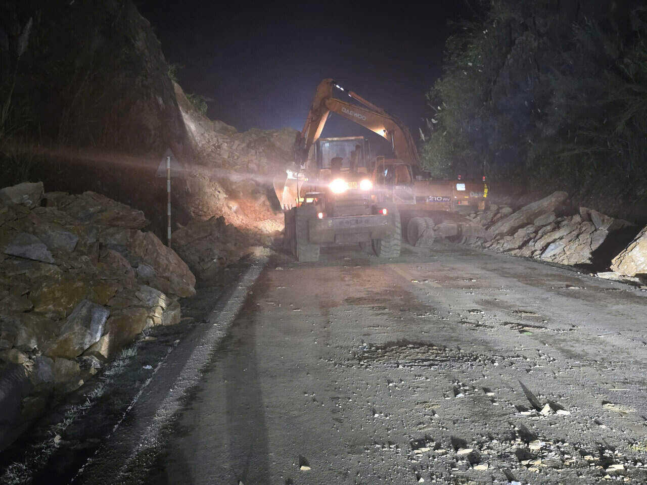 At least 3 people were buried in a serious landslide on National Highway 6. Photo: Minh Nguyen