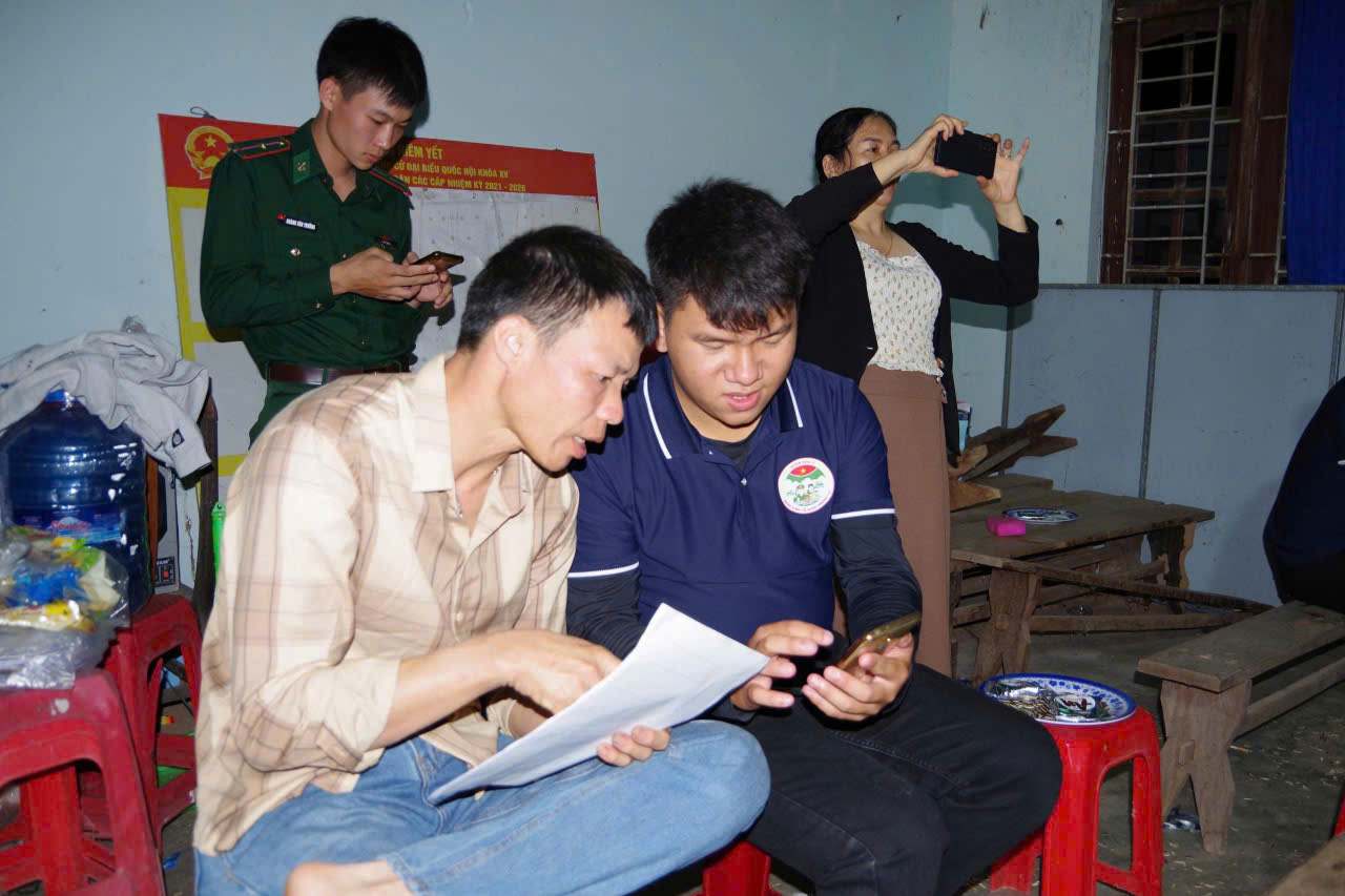 Khi can bo, nguoi uy tin Ia Lop sat canh cung dan xoa doi giam ngheo