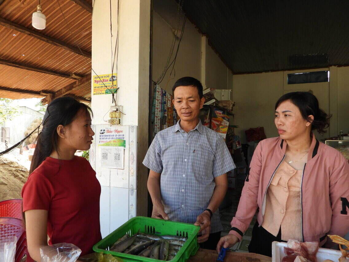 Mot bi thu chi bo thon, can bo UBND xa Ia Lop tuyen truyen, pho bien phap luat cho lop tre. Anh: Long Du