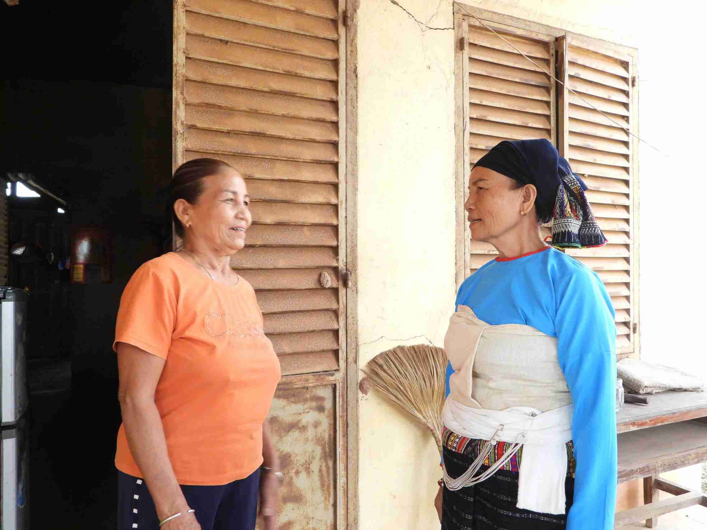 Prestigious people in Ia Lap contribute to building a new life for the villagers. Photo: Long Du