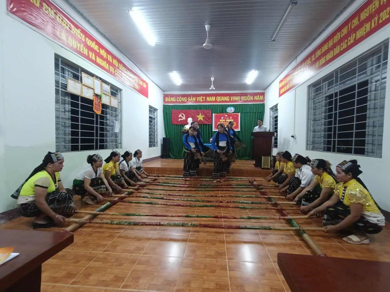 Duy tri nhung net van hoa cua nguoi dong bao dan toc thieu so o xa Ia Lop se giup the he tre hieu ve lich su dia phuong. Anh: Bao Lam