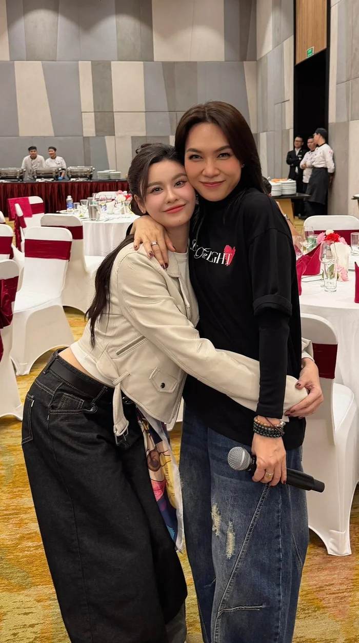 Truong Quynh Anh khoe duoc om My Tam sau concert. Anh: Nhan vat cung cap.