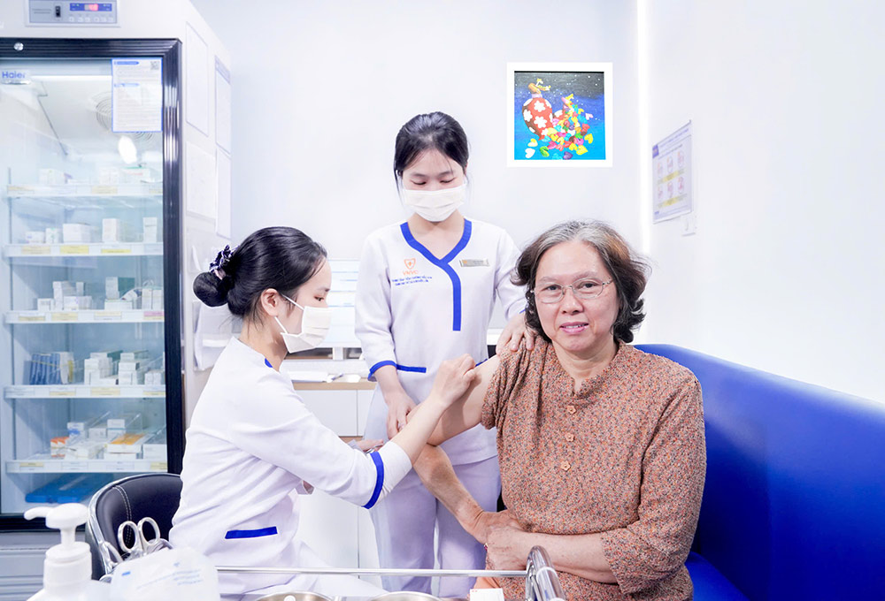 Ba Pham Thi Kim Trang, 64 tuoi, Ha Noi tiem vaccine RSV cua GSK tai He thong Tiem chung VNVC ngay trong ngay dau tien ra mat. Anh: Anh Tuan