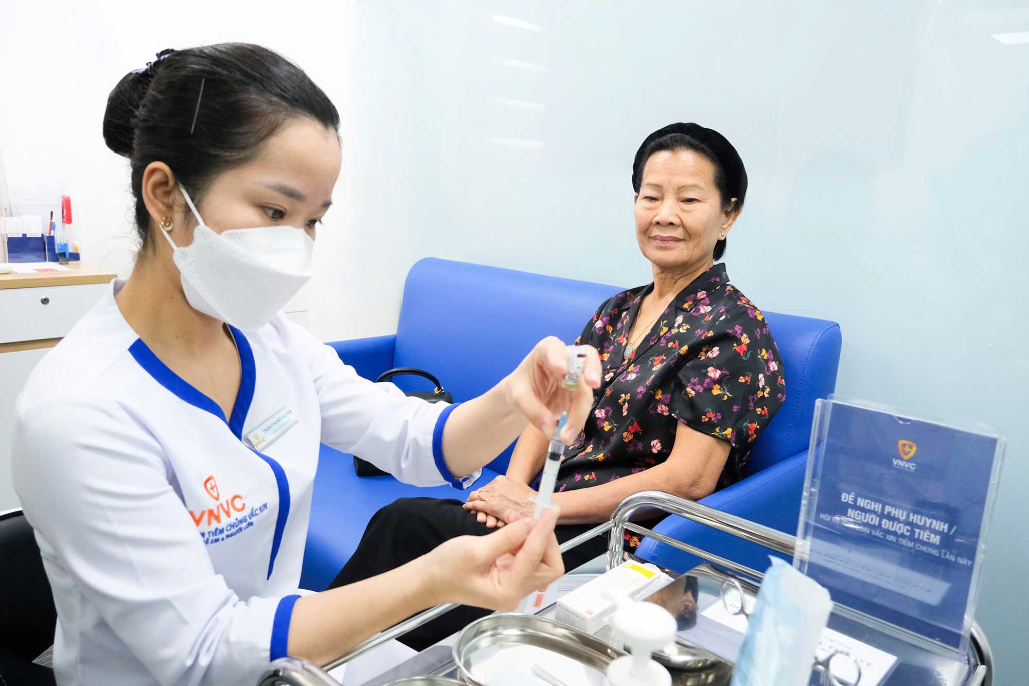 He thong Tiem chung VNVC ghi nhan nhieu nguoi cao tuoi, co benh nen tiem vaccine RSV cua GSK trong ngay dau tien ra mat. Anh: Nhan Le