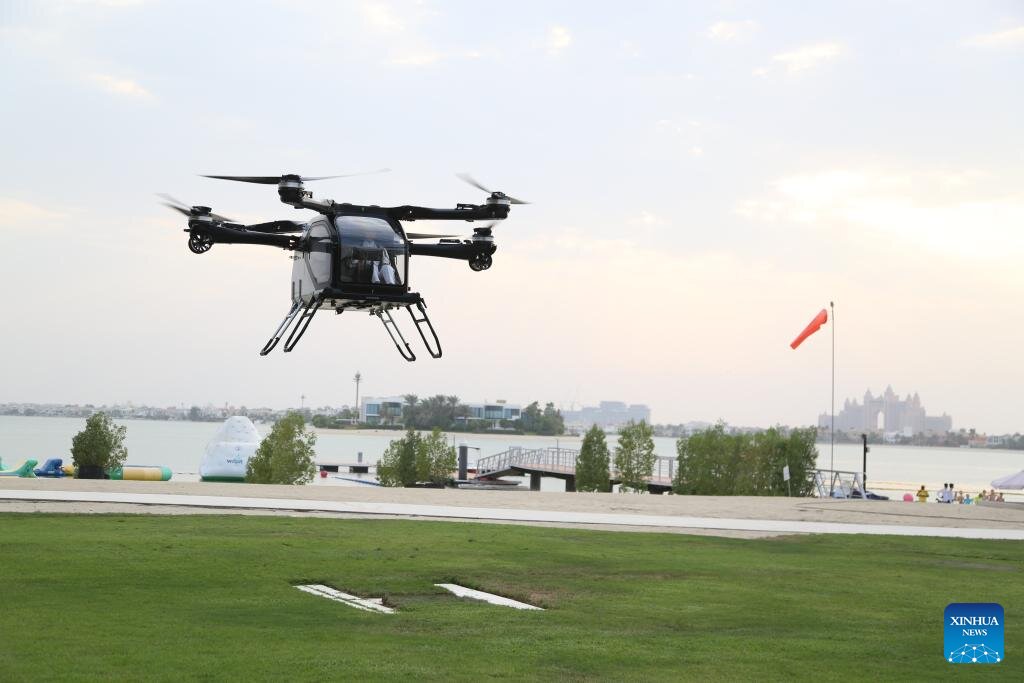 Ngay cang nhieu quoc gia tren the gioi san xuat oto bay, taxi bay. Anh: Xinhua