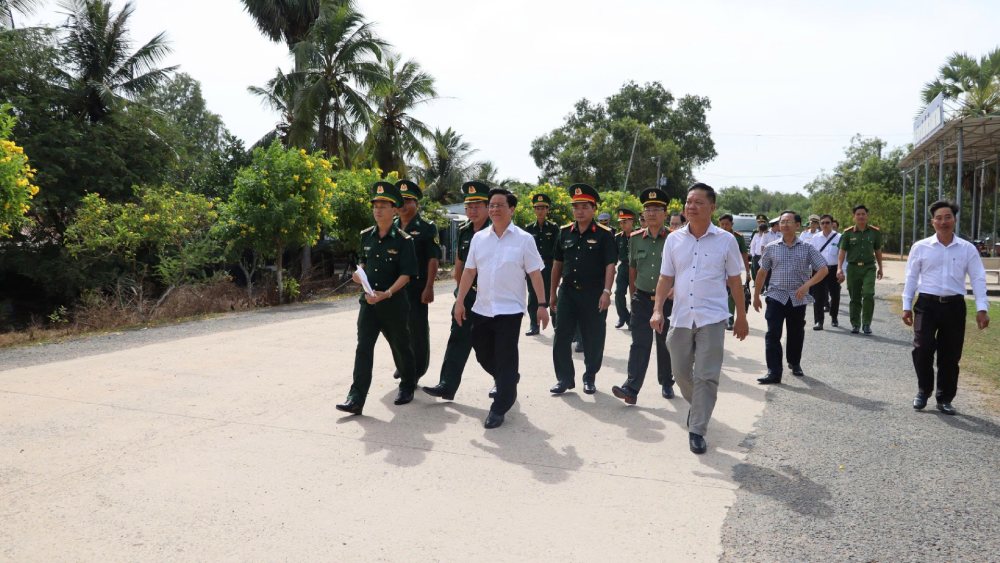 Chu tich UBND tinh Ho Van Mung va doan cong tac khao sat Cua khau chinh Giang Thanh. Anh: Ngoc Mai