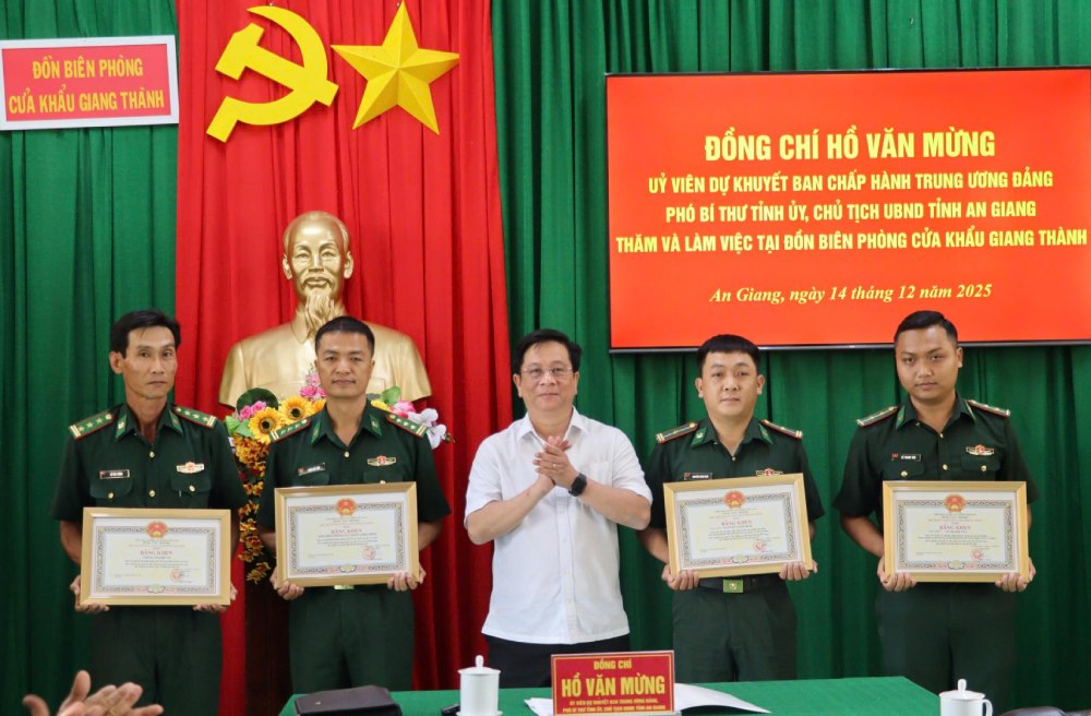 Chairman of the Provincial People's Committee Ho Van Mung presented certificates of merit to the collective and individuals of Long Binh Border Guard Station and the Department of Professional Affairs, An Giang Provincial Border Guard Command in the fight to arrest cases of illegal transportation of money and gold across the border. Photo: Ngoc Mai