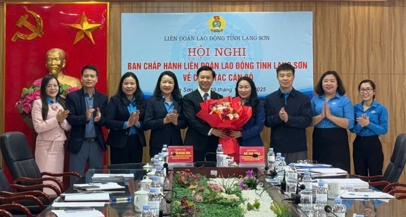 Leaders of the Provincial Vietnam Fatherland Front Committee and the collective leadership of the Lang Son Provincial Federation of Labor presented flowers to congratulate Ms. Hoang Thi Thuy. Photo: Khanh Linh