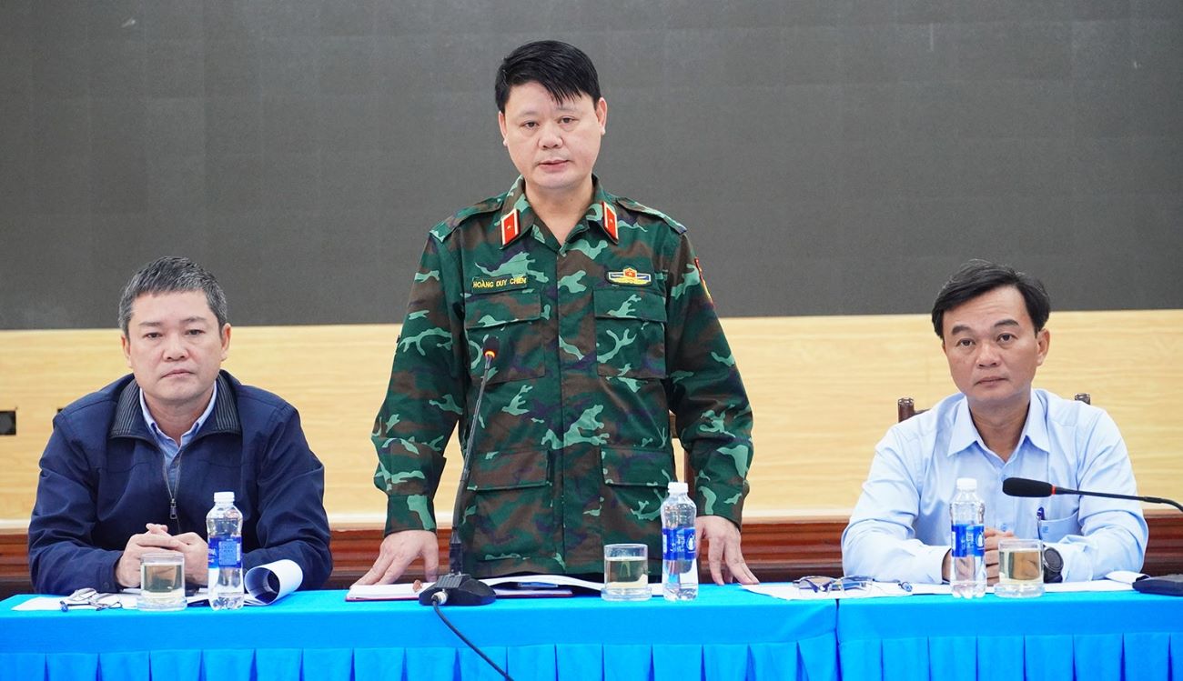 Thieu tuong Hoang Duy Chien - Pho Tu lenh Quan khu 4 khang dinh luc luong cong binh se to chuc thi cong lien tuc 3 ca 4 kip, ke ca trong dieu kien thoi tiet bat loi. Anh: Hung Tho